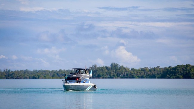 Kementerian Kelautan dan Perikanan memperingatkan pengelola bahwa Kepulauan Widi, Halmahera Selatan, tak bisa diperjualbelikan, apalagi kepada pihak asing.
