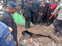 Detik-detik Azka Raih Lengan Petugas Saat Tertimpa Puing di Cianjur