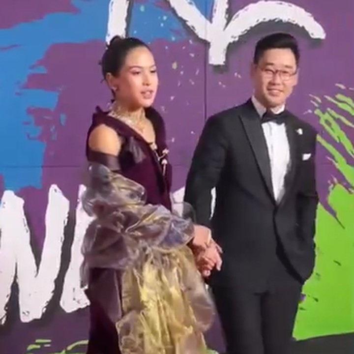 <p>Saat hadir di <em>red carpet</em>, pasangan ini terlihat amat serasi, Bunda. Jesse Choi tampil dengan setelan hitam dan dalaman kemeja putih, sedangkang Maudy mengenakan kebaya yang senada dengan karakter yang dimainkannya dalam film <em>Losmen Bu Broto</em>. (Foto: Instagram @jessechoi_)</p><p></p>