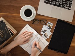 8 Contoh Esai Mahasiswa Berbagai Tema dan Tips Menulisnya