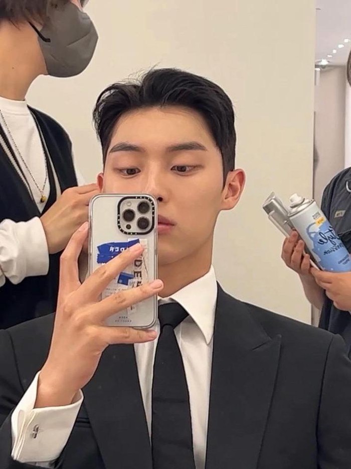 Meski aktor rookie, Hyun Wook mampu memenangkan penghargaan Best New Actor untuk perannya di Taxi Driver dalam episode 3 dan 4 serta di Racket Boys sebagai pemeran utama. Ia juga mendapatkan Brand Customer Loyalty Award./ Foto: instagram.com/_choiiii__