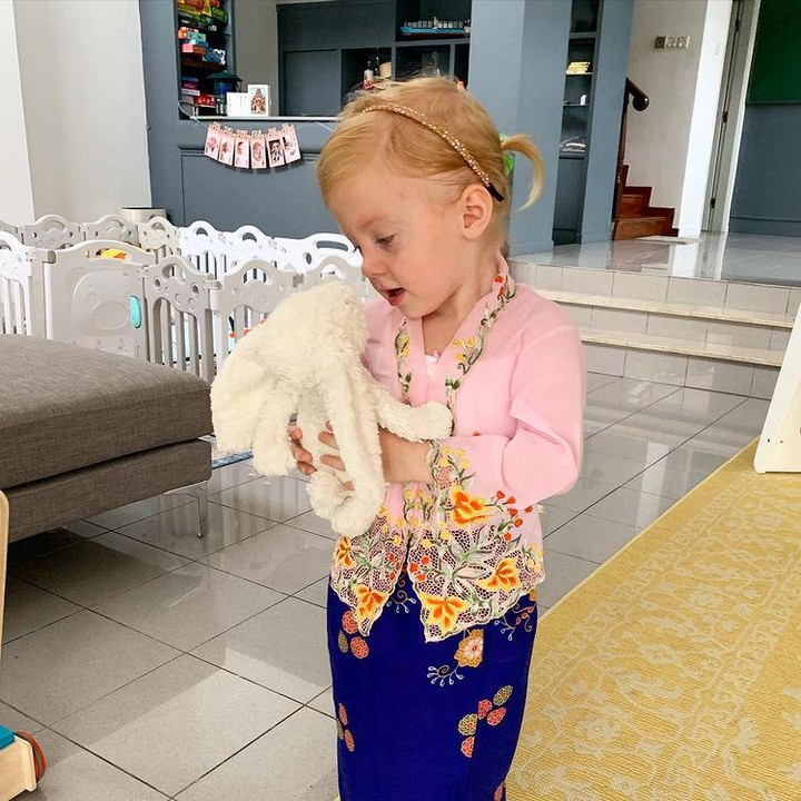 <p>Mau main tabrak warna saat mengenakan kebaya? Enggak masalah, Bunda. Alaia Moana anak Marissa Nasution mengenakan kebaya warna <em>pink</em> muda dan rok kain batik biru tua yang cantik. (Foto: Instagram: @marissaln)</p>