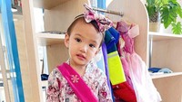 <p>Claire anak Shandy Aulia terlihat menggemaskan dengan kebaya Kububaru khas Jawa Tengah. Ia turut memadukan kebaya merah mudahnya ini dengan bando motif senada. (Foto: Instagram: @shandyaulia)</p>