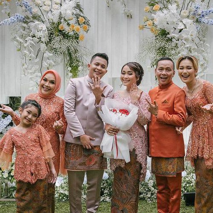 <p>Kebaya juga bisa diseragamkan untuk seluruh anggota keluarga, Bunda. Kebaya modern warna oranye yang digunakan Bilqis dan Ayu Ting Ting ini bisa jadi pilihan yang cocok. (Foto: Instagram: @ayutingting92)</p>