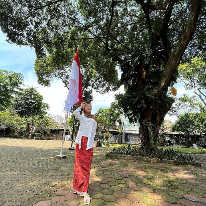 <p>Kana Sybilla terlihat cantik mengenakan kebaya putih dan kain batik merah di Hari Kemerdekaan Indonesia. Kacamata hitam dan gelang warna-warni membuat penampilannya semakin kece. Anak Zaskia Mecca dan Hanung Bramantyo kini tak terasa sudah remaja ya, Bunda. (Foto: Instagram: @kana.sybilla)</p>