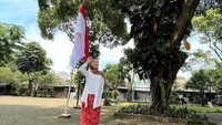 <p>Kana Sybilla terlihat cantik mengenakan kebaya putih dan kain batik merah di Hari Kemerdekaan Indonesia. Kacamata hitam dan gelang warna-warni membuat penampilannya semakin kece. Anak Zaskia Mecca dan Hanung Bramantyo kini tak terasa sudah remaja ya, Bunda. (Foto: Instagram: @kana.sybilla)</p>