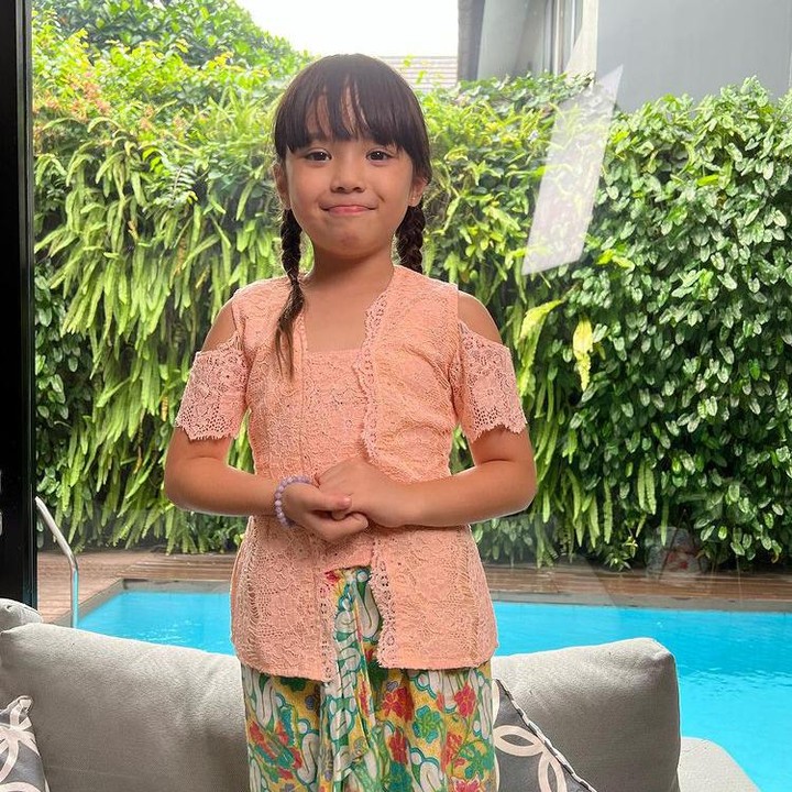<p>Saat merayakan Hari Kartini, Gempita memilih kebaya modern warrna <em>peach</em> dengan kain batik hijau. Ia terlihat menggemaskan dengan rambut yang dikepang dua. (Foto: Instagram: @gisel_la)</p>