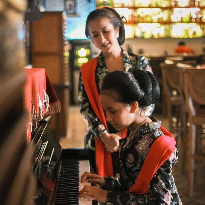 <p>Kebaya tradisional Jawa seperti Widuri Puteri Sasono bisa dijadikan piliha untuk Si Kecil, Bunda. Kalungkan juga selendang merah sebagai pemanis. (Foto: Instagram: @widimulia)</p>