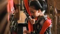 <p>Kebaya tradisional Jawa seperti Widuri Puteri Sasono bisa dijadikan piliha untuk Si Kecil, Bunda. Kalungkan juga selendang merah sebagai pemanis. (Foto: Instagram: @widimulia)</p>