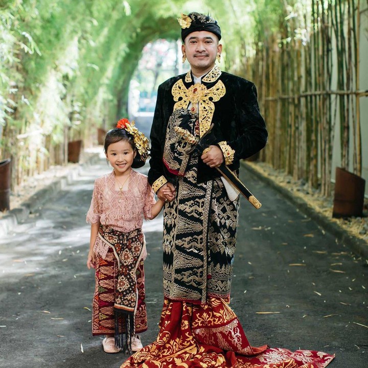 <p>Kebaya Bali juga banyak dijadikan pilihan karena terlihat unik. Thalia Putri Onsu bahkan memadukan kebaya ini dengan <em>headpiece</em> emas. (Foto: Instagram: @thaliaputrionsu)</p>