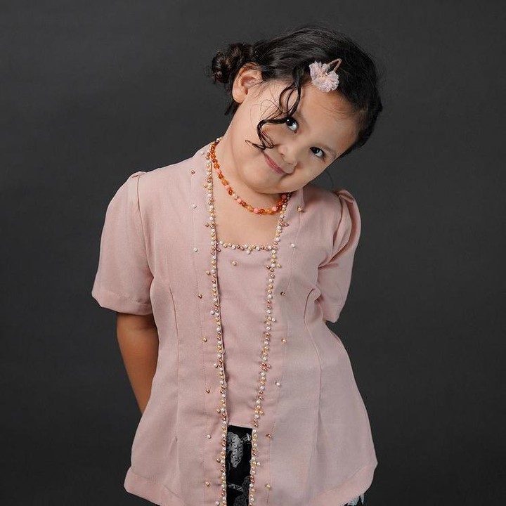 <p>Sea Dedari putri Ryan Delon merayakan Hari Kartini dengan kebaya modern penuh payet warna <em>dusty pink</em>. Sea mengenakan rok batik hitam di atas lutut yang kekinian. (Foto: Instagram: @mrssharena)</p>