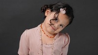 <p>Sea Dedari putri Ryan Delon merayakan Hari Kartini dengan kebaya modern penuh payet warna <em>dusty pink</em>. Sea mengenakan rok batik hitam di atas lutut yang kekinian. (Foto: Instagram: @mrssharena)</p>