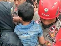 Momen Dramatis Tim SAR Evakuasi Bocah Terjebak Reruntuhan 3 Hari di Cianjur