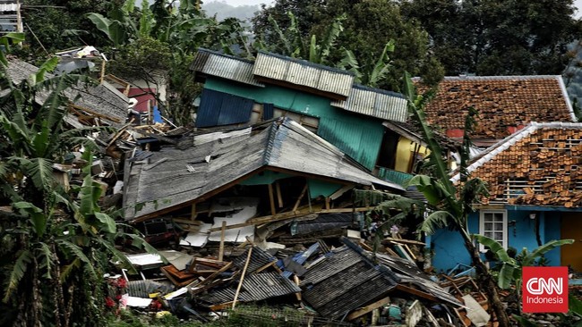 Jenazah dengan jenis kelamin perempuan itu kini telah dibawa menuju rumah sakit terdekat untuk selanjutnya diidentifikasi.
