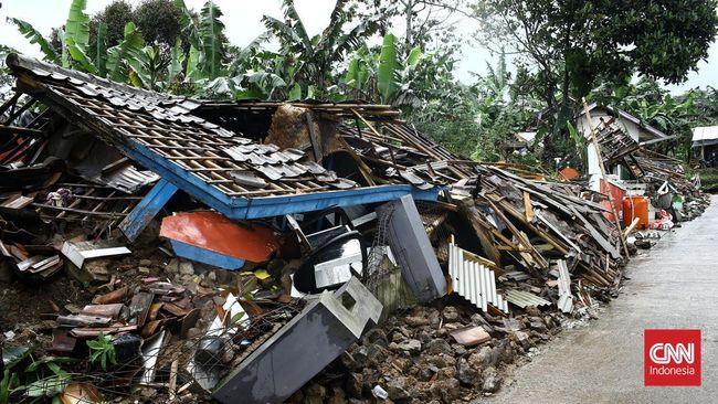 Jumlah rumah di Kabupaten Sukabumi, Jawa Barat, yang rusak akibat gempa berpusat di Cianjur, mencapai 956 unit hingga Rabu pukul 19.00 WIB.
