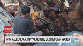 VIDEO: Truk Kecelakaan, Minyak Goreng Jadi Rebutan Warga