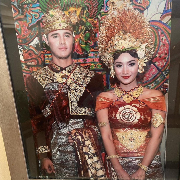 <p>Pada Oktober 2022, usia pernikahan Happy Salma dan Tjok Gus genap 12 tahun. Aktris dan seniman Indonesia ini pun membagikan potret jadul foto pernikahannya. (Foto: Instagram/happysalma)</p>