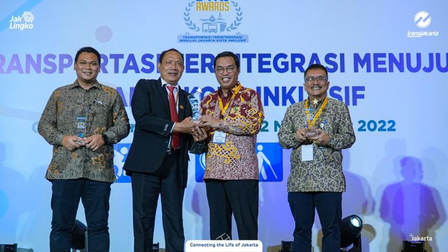 Pemprov DKI melalui Transjakarta mendapat sejumlah penghargaan dari Dewan Transportasi Kota Jakarta (DTKJ) Award, Selasa (22/11)