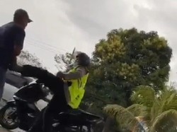 Polisi di Jambi Tendang Sopir Truk Batu Bara, Berakhir Damai