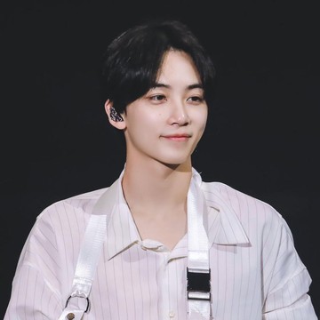 img-title Sempat Alami Cedera, Simak Potret Jeonghan SEVENTEEN Dibalut Gips dengan Matching Outfit