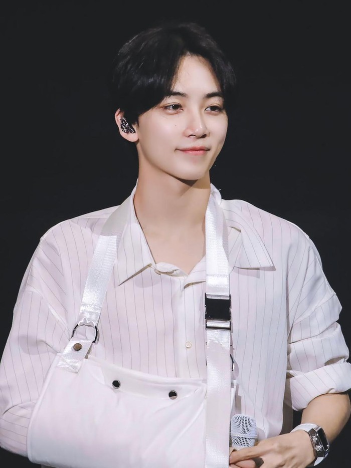 Potret Jeonghan ketika berlatih sebelum konser juga mencuri perhatian. Ia tetap memadukan pakaian santainya dengan gips berwarna putih yang sederhana./ Foto: koreaboo.com