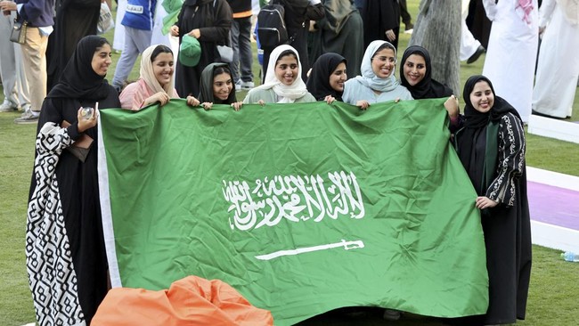 Selain hadiah bombastis untuk pemain, Kerajaan Arab Saudi juga mengumumkan hari libur nasional pada Rabu (23/1) setelah kemenangan timnas tersebut.
