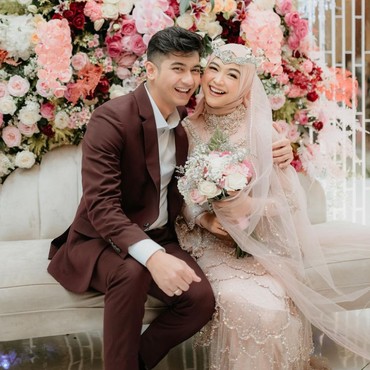 Sikap Mesra Ria Ricis ke Teuku Ryan Disorot Usai Kegep Tak Pakai Cincin Kawin