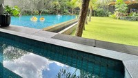<p>Rumah ibu tiga anak ini semakin mewah dengan adanya dua kolam renang yang berukuran lumayan besar, lho, Bunda. (Foto: Instagram@devinahermawan)</p>