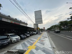Satpol PP Depok Tegur Showroom Pajang Mobil di Trotoar Revitalisasi!