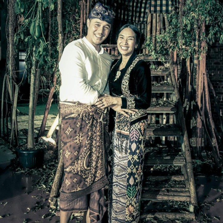 <p>Sejak menikah, Happy Salma memutuskan untuk pindah dari Jakarta ke Bali bersama suaminya. Rumah tangga keduanya pun jauh dari kabar miring. Happy Salma dan Tjok Gus terlihat harmonis. (Foto: Instagram/happysalma)</p>