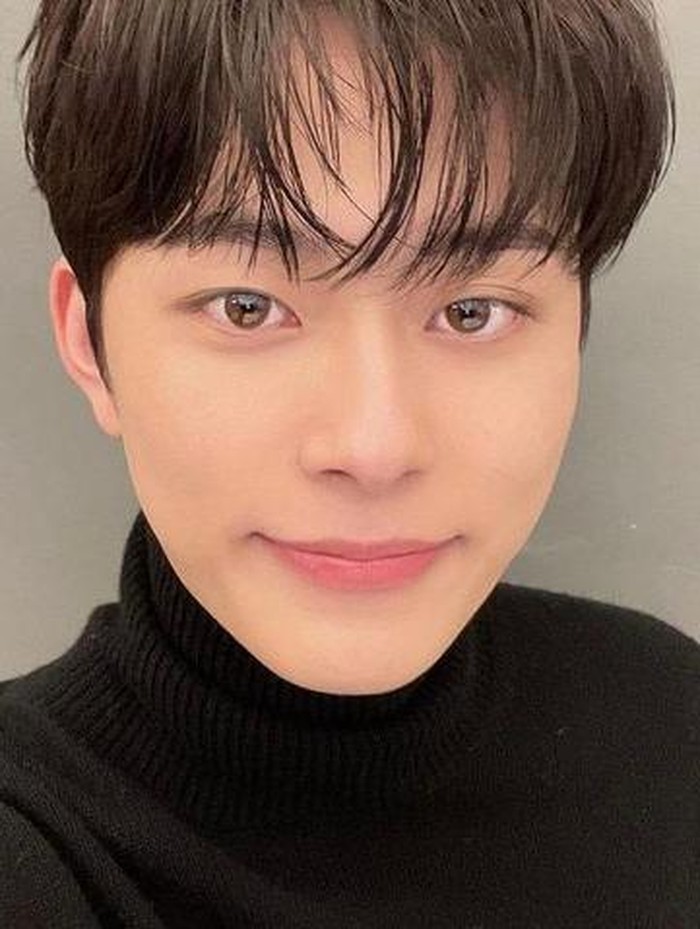 Selain memiliki kemampuan menyanyi dan bermain piano yang baik, Yoo Seon Ho juga jago berolahraga terutama bermain basket./ foto: instagram.com/ official_yooseonho