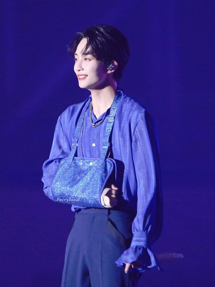 Seolah memberikan pusat perhatian kepada gipsnya, Jeonghan memadukan gips berwarna biru dengan glitter yang cocok dengan kemeja birunya./ Foto: koreaboo.com