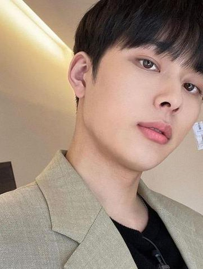 Setelah Produce 101 usai, Yoo Seon Ho memantapkan diri untuk berkarier di dunia akting. Ia debut pada web drama 'Michievous Detective' pada tahun 2017./ foto: instagram.com/ official_yooseonho