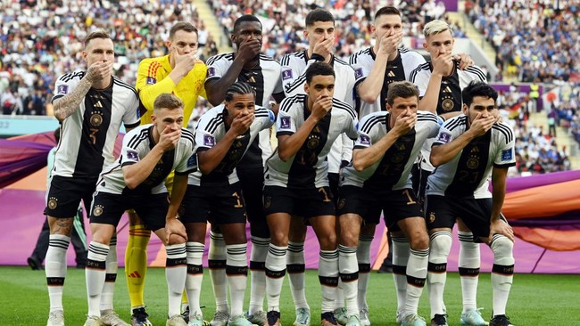 Para pemain timnas Jerman menutupi mulut mereka saat foto tim jelang kick-off lawan Jepang di Piala Dunia 2022 dan aksi mereka ini viral di media sosial.
