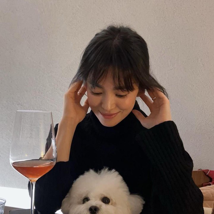 <p>Unggahan Song Hye Kyo pun menuai banyak komentar dari para penggemar. "<em>Happy Birthday!!! So pretty</em>," tulis @sho****., "<em>Happy birthday again my prettiest</em>," sambung @sso****. (Foto: Instagram @kyo1122)<br /><br /><br /></p>