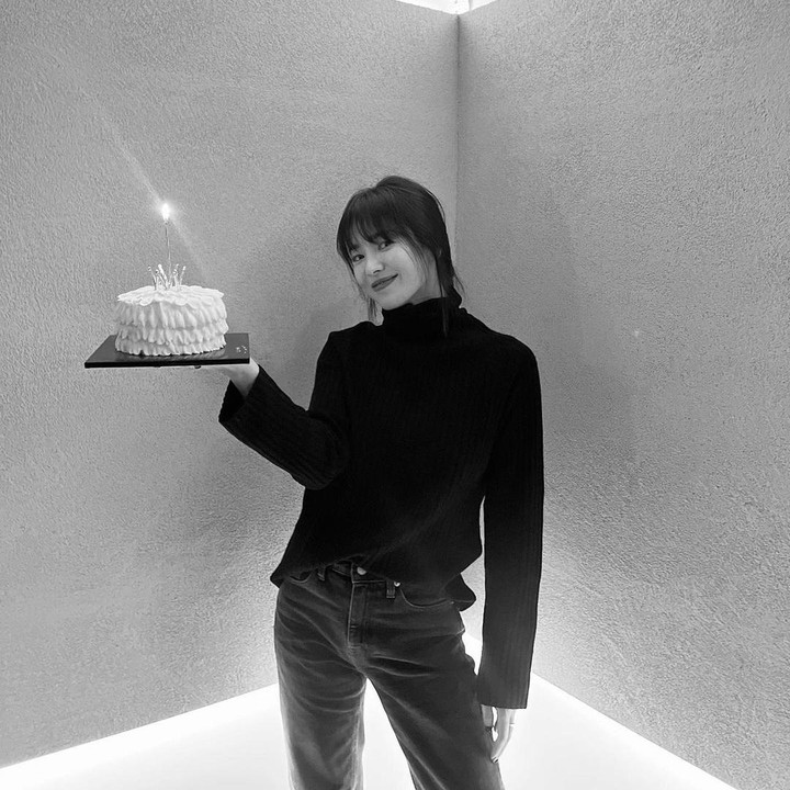 <p>Momen pertambahan usia ini ia rayakan dengan meniup lilin di atas kue. Tak lupa, Song Hye kyo juga membagikan potret melalui Instagram pribadi. Dalam unggahan tersebut, pemeran serial <em>Encounter</em> ini meninggalkan beberapa ucapan di dalam kolom caption. (Foto: Instagram @kyo1122)<br /><br /><br /></p>