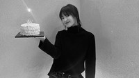 <p>Momen pertambahan usia ini ia rayakan dengan meniup lilin di atas kue. Tak lupa, Song Hye kyo juga membagikan potret melalui Instagram pribadi. Dalam unggahan tersebut, pemeran serial <em>Encounter</em> ini meninggalkan beberapa ucapan di dalam kolom caption. (Foto: Instagram @kyo1122)<br /><br /><br /></p>