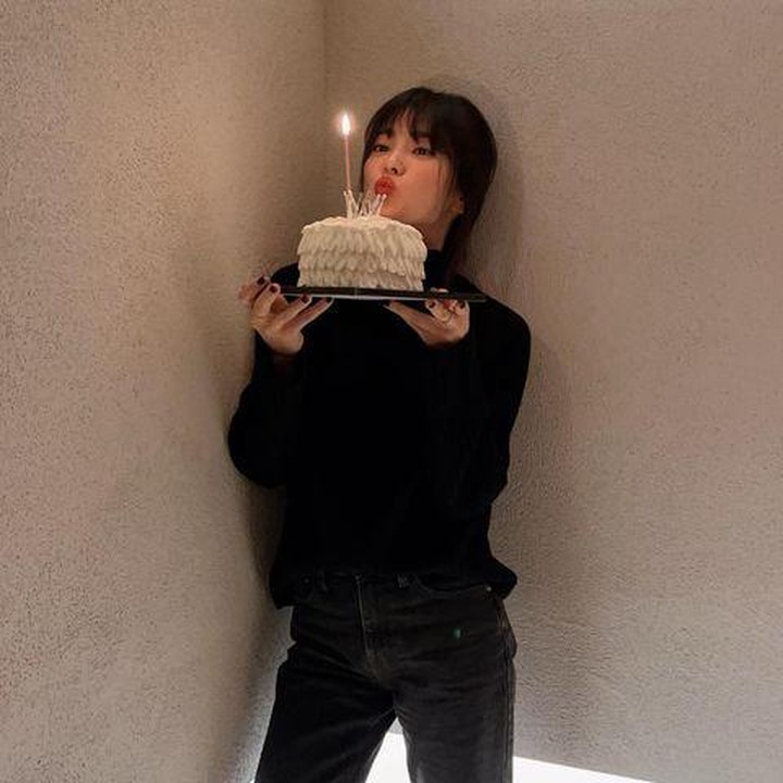 <p>Bagi Bunda penyuka warna hitam, outfit Song Hye Kyo berikut cocok untuk inspirasi outfit liburan. Tampilan simpel jeans hitam dan sweatshirt berwarna senada membuat Bunda terlihat stylish. (Foto: Instagram @kyo1122)</p>