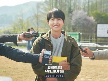img-title Ganteng Pakai Jas Putih, Song Joong Ki Keciduk Hadiri Kondangan di Bali