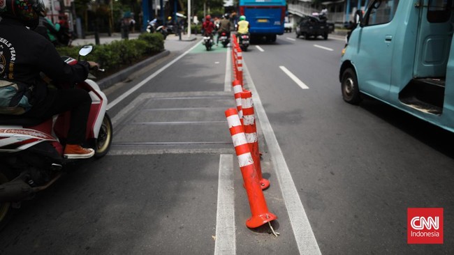 Dalam video terlihat pengendara motor yang ngebut itu menabrak pengemudi lain yang hendak berbelok ke arah kiri.