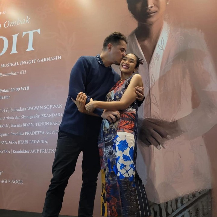 <p>“Susah senang bersama. Selamat ulang tahun boss besarku @tjokgus ❤️🌺,” tulis Happy Salma di unggahan Instagramnya saat suami tercinta merayakan ulang tahun. (Foto: Instagram/happysalma)</p>