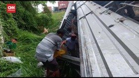 VIDEO: Bukannya Menolong, Warga Ambil Minyak Goreng dari Truk terbalik