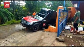 VIDEO: Momen Evakuasi Truk Satelit CNN Indonesia dari Saluran Air