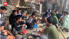 VIDEO: Listrik Mati Imbas Gempa, Warga Cianjur Berkumpul Cas Ponsel