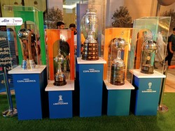CONMEBOL Pamer Trofi-trofi di Piala Dunia 2022