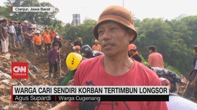VIDEO: Warga Cari Sendiri Korban Tertimbun Longsor