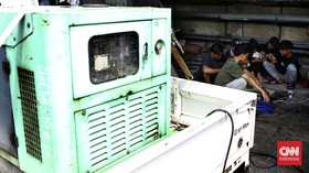 FOTO: Warga Cianjur Antre Ngecas Ponsel Pakai Genset Keliling