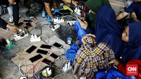 Warga Cianjur Serbu Genset Keliling demi Cas HP saat Listrik Padam