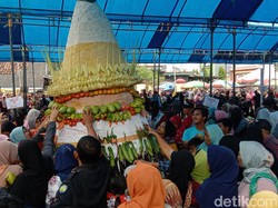 Melihat Keseruan Warga Larangan Indramayu Berebut Gunungan Hasil Bumi