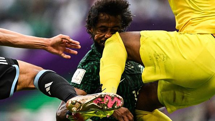 Yasser Al Shahrani TOPSHOT - Saudi Arabia's goalkeeper #21 Mohammed Al-Owais (R) hits Saudi Arabia's defender #13 Yasser Al-Shahrani (C) in the head during the Qatar 2022 World Cup Group C football match between Argentina and Saudi Arabia at the Lusail Stadium in Lusail, north of Doha on November 22, 2022. (Photo by Kirill KUDRYAVTSEV / AFP) (Photo by KIRILL KUDRYAVTSEV/AFP via Getty Images)